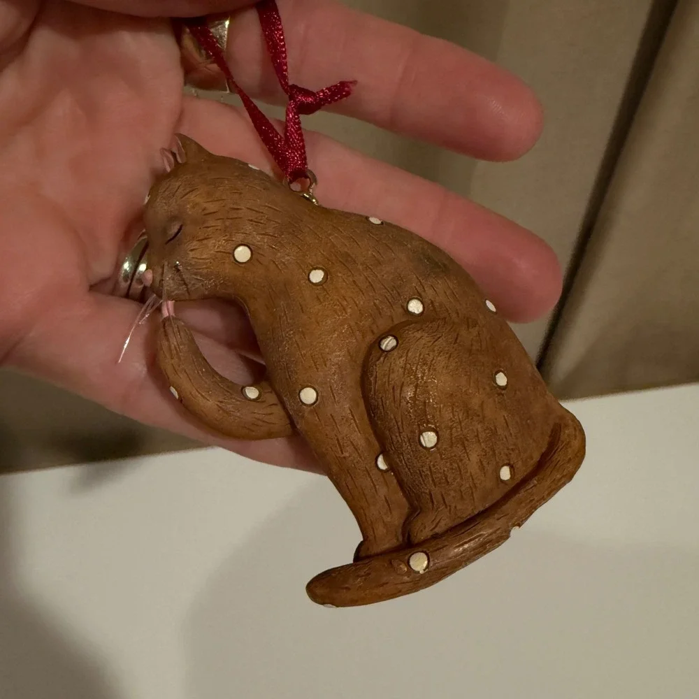 Vintage Debbie Mumm Wood Look Resin Cat Ornament Brown Polka Dot Grooming Feline